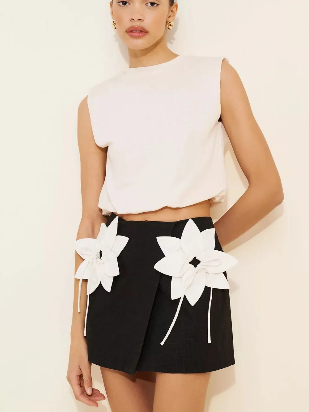 Anthropologie Aureta Linen Lilly Flower Appliqués Corsage Black Mini Skirt XS - Picture 1 of 7
